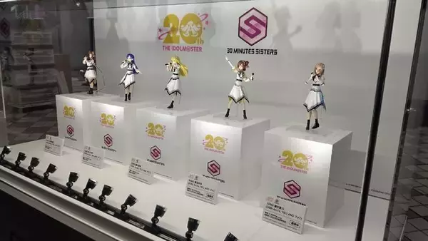 「『アイマス』合同ライブ「MOIW2025」に“アイ”が集まる！「のぼり」や「痛車」など会場周辺施策をレポート」の画像