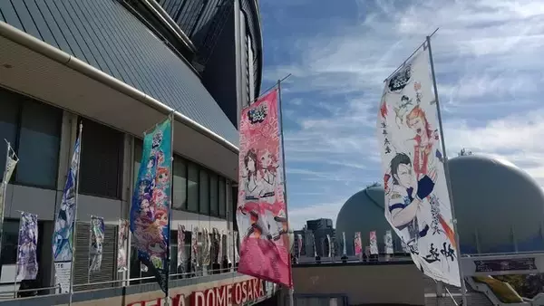 「『アイマス』合同ライブ「MOIW2025」に“アイ”が集まる！「のぼり」や「痛車」など会場周辺施策をレポート」の画像