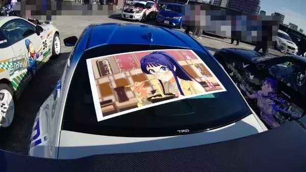 「『アイマス』合同ライブ「MOIW2025」に“アイ”が集まる！「のぼり」や「痛車」など会場周辺施策をレポート」の画像