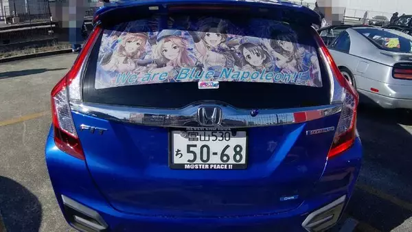 「『アイマス』合同ライブ「MOIW2025」に“アイ”が集まる！「のぼり」や「痛車」など会場周辺施策をレポート」の画像