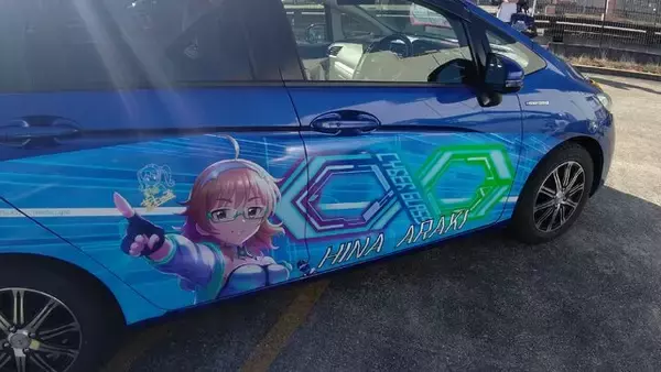 「『アイマス』合同ライブ「MOIW2025」に“アイ”が集まる！「のぼり」や「痛車」など会場周辺施策をレポート」の画像