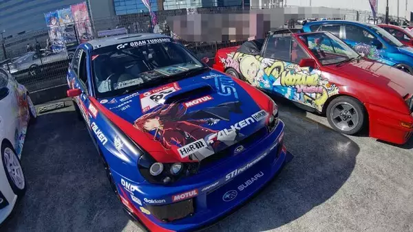 「『アイマス』合同ライブ「MOIW2025」に“アイ”が集まる！「のぼり」や「痛車」など会場周辺施策をレポート」の画像