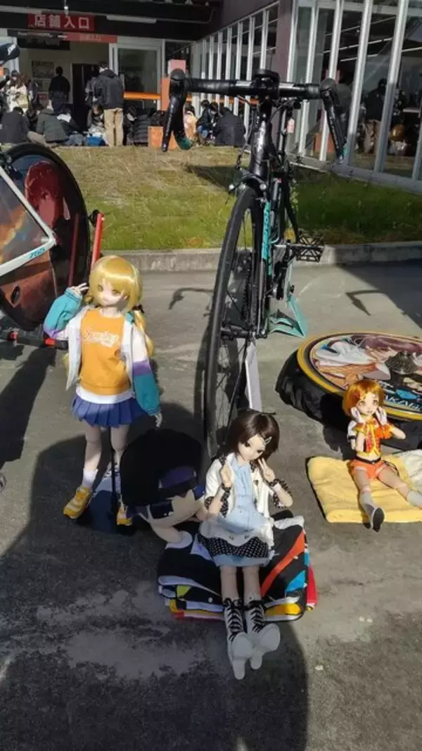 「『アイマス』合同ライブ「MOIW2025」に“アイ”が集まる！「のぼり」や「痛車」など会場周辺施策をレポート」の画像