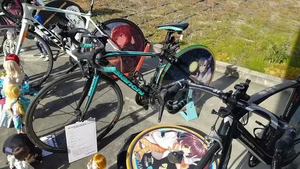 「『アイマス』合同ライブ「MOIW2025」に“アイ”が集まる！「のぼり」や「痛車」など会場周辺施策をレポート」の画像