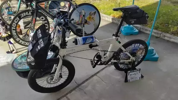 「『アイマス』合同ライブ「MOIW2025」に“アイ”が集まる！「のぼり」や「痛車」など会場周辺施策をレポート」の画像