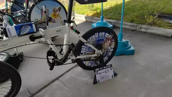 「『アイマス』合同ライブ「MOIW2025」に“アイ”が集まる！「のぼり」や「痛車」など会場周辺施策をレポート」の画像