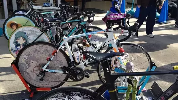 「『アイマス』合同ライブ「MOIW2025」に“アイ”が集まる！「のぼり」や「痛車」など会場周辺施策をレポート」の画像