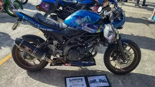 「『アイマス』合同ライブ「MOIW2025」に“アイ”が集まる！「のぼり」や「痛車」など会場周辺施策をレポート」の画像