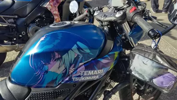 「『アイマス』合同ライブ「MOIW2025」に“アイ”が集まる！「のぼり」や「痛車」など会場周辺施策をレポート」の画像