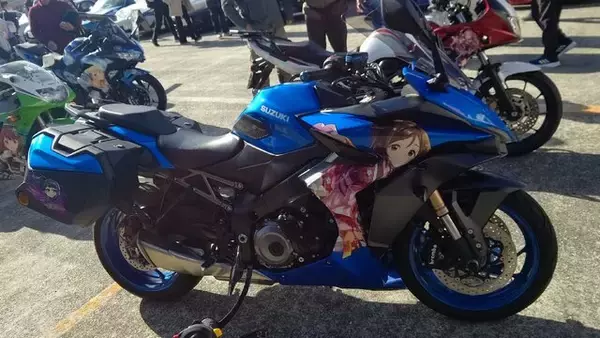 「『アイマス』合同ライブ「MOIW2025」に“アイ”が集まる！「のぼり」や「痛車」など会場周辺施策をレポート」の画像