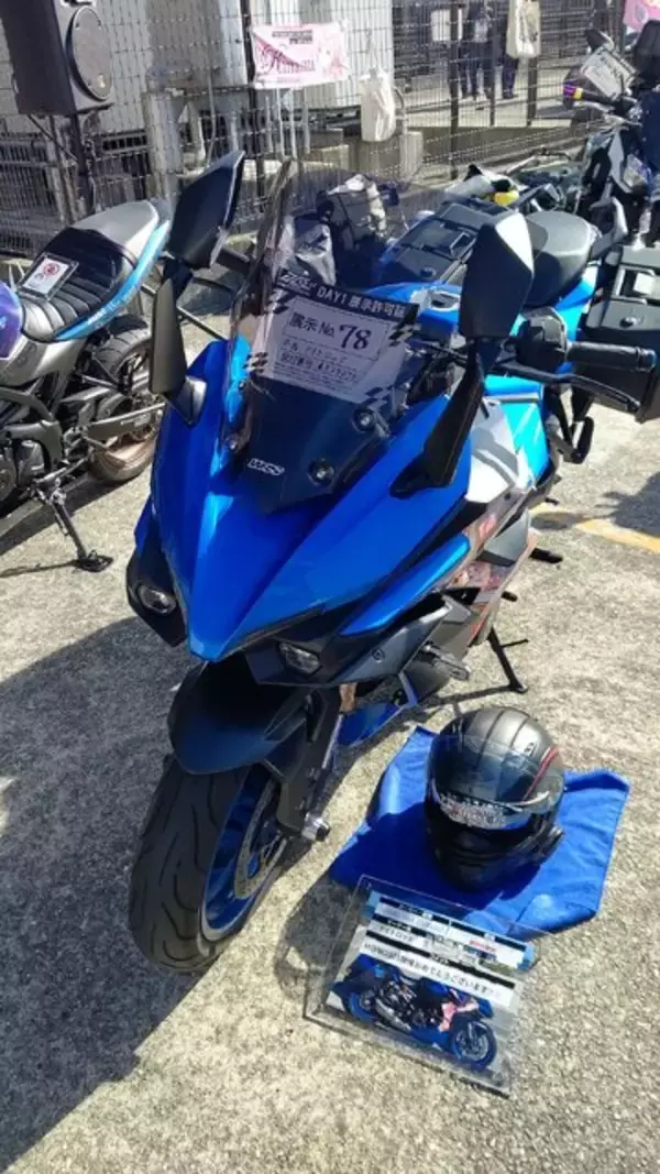 「『アイマス』合同ライブ「MOIW2025」に“アイ”が集まる！「のぼり」や「痛車」など会場周辺施策をレポート」の画像