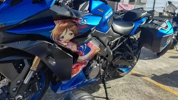 「『アイマス』合同ライブ「MOIW2025」に“アイ”が集まる！「のぼり」や「痛車」など会場周辺施策をレポート」の画像