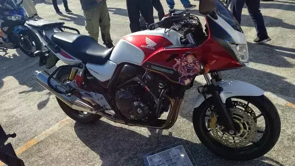 「『アイマス』合同ライブ「MOIW2025」に“アイ”が集まる！「のぼり」や「痛車」など会場周辺施策をレポート」の画像