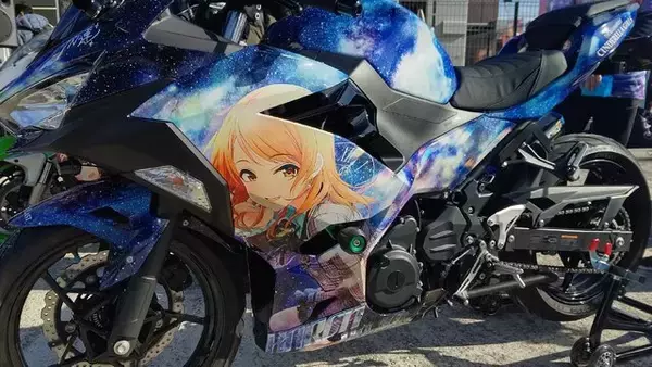 「『アイマス』合同ライブ「MOIW2025」に“アイ”が集まる！「のぼり」や「痛車」など会場周辺施策をレポート」の画像