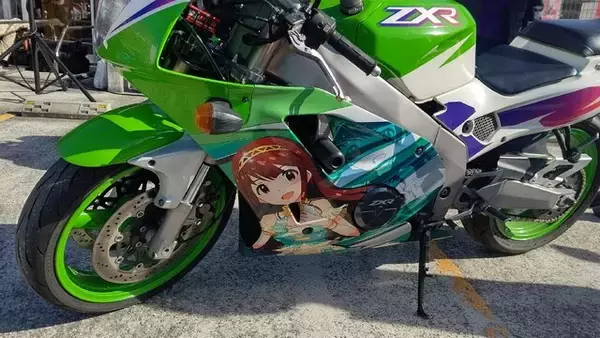 「『アイマス』合同ライブ「MOIW2025」に“アイ”が集まる！「のぼり」や「痛車」など会場周辺施策をレポート」の画像