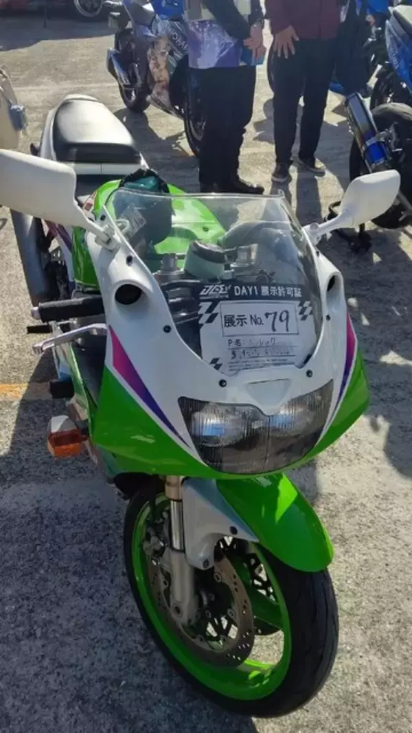 「『アイマス』合同ライブ「MOIW2025」に“アイ”が集まる！「のぼり」や「痛車」など会場周辺施策をレポート」の画像