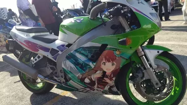 「『アイマス』合同ライブ「MOIW2025」に“アイ”が集まる！「のぼり」や「痛車」など会場周辺施策をレポート」の画像