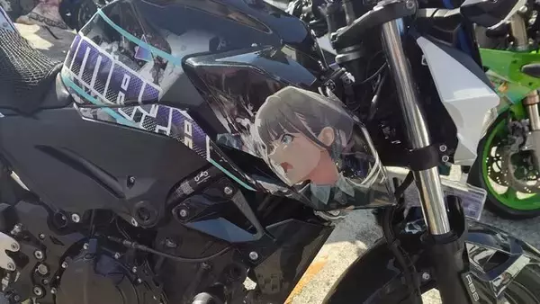 「『アイマス』合同ライブ「MOIW2025」に“アイ”が集まる！「のぼり」や「痛車」など会場周辺施策をレポート」の画像