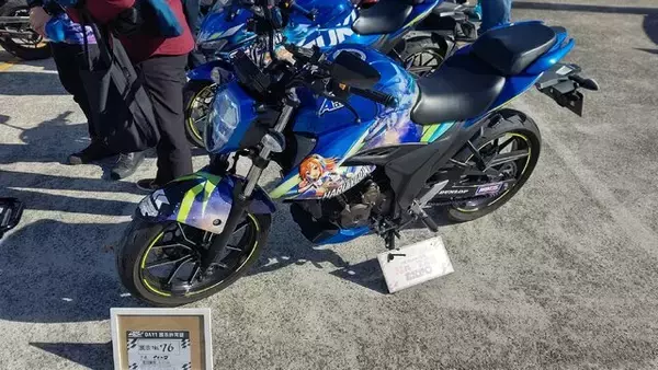 「『アイマス』合同ライブ「MOIW2025」に“アイ”が集まる！「のぼり」や「痛車」など会場周辺施策をレポート」の画像