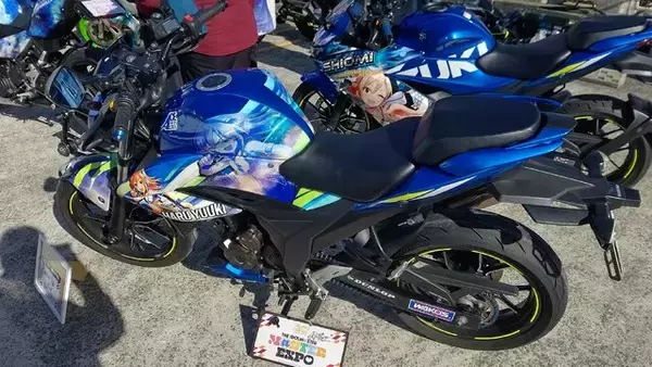 「『アイマス』合同ライブ「MOIW2025」に“アイ”が集まる！「のぼり」や「痛車」など会場周辺施策をレポート」の画像