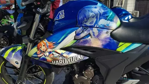 「『アイマス』合同ライブ「MOIW2025」に“アイ”が集まる！「のぼり」や「痛車」など会場周辺施策をレポート」の画像