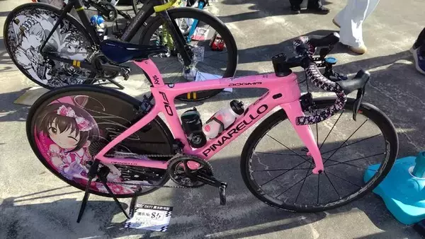 「『アイマス』合同ライブ「MOIW2025」に“アイ”が集まる！「のぼり」や「痛車」など会場周辺施策をレポート」の画像