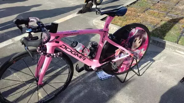 「『アイマス』合同ライブ「MOIW2025」に“アイ”が集まる！「のぼり」や「痛車」など会場周辺施策をレポート」の画像