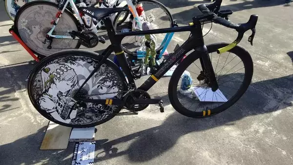 「『アイマス』合同ライブ「MOIW2025」に“アイ”が集まる！「のぼり」や「痛車」など会場周辺施策をレポート」の画像