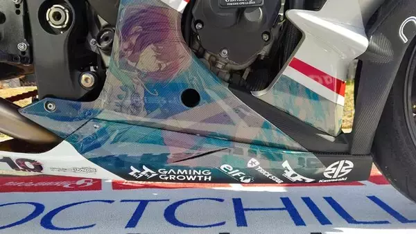 「『アイマス』合同ライブ「MOIW2025」に“アイ”が集まる！「のぼり」や「痛車」など会場周辺施策をレポート」の画像