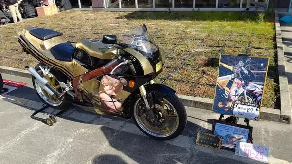 「『アイマス』合同ライブ「MOIW2025」に“アイ”が集まる！「のぼり」や「痛車」など会場周辺施策をレポート」の画像