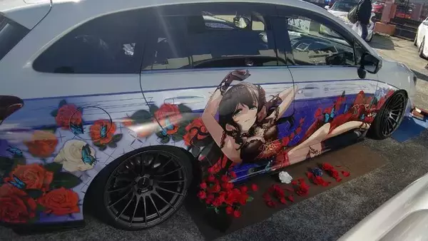 「『アイマス』合同ライブ「MOIW2025」に“アイ”が集まる！「のぼり」や「痛車」など会場周辺施策をレポート」の画像