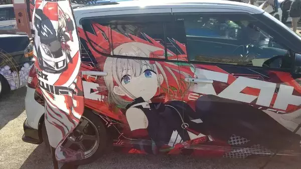 「『アイマス』合同ライブ「MOIW2025」に“アイ”が集まる！「のぼり」や「痛車」など会場周辺施策をレポート」の画像