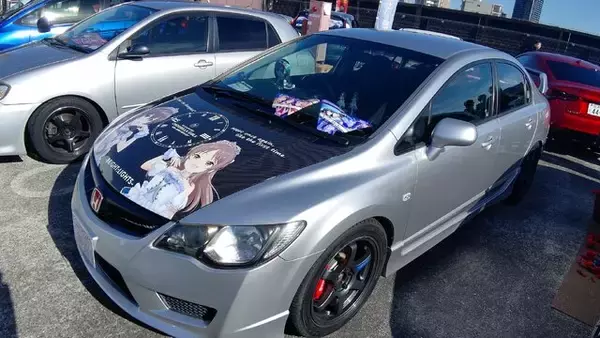 「『アイマス』合同ライブ「MOIW2025」に“アイ”が集まる！「のぼり」や「痛車」など会場周辺施策をレポート」の画像