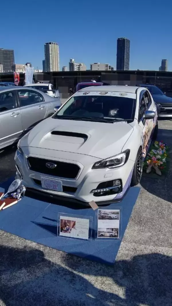 「『アイマス』合同ライブ「MOIW2025」に“アイ”が集まる！「のぼり」や「痛車」など会場周辺施策をレポート」の画像