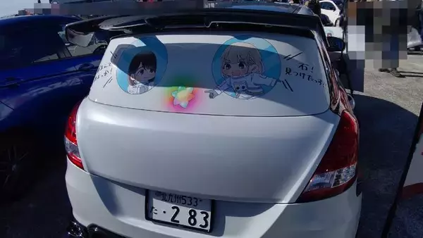 「『アイマス』合同ライブ「MOIW2025」に“アイ”が集まる！「のぼり」や「痛車」など会場周辺施策をレポート」の画像