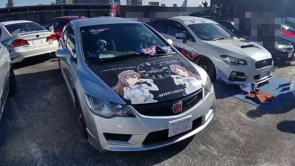 「『アイマス』合同ライブ「MOIW2025」に“アイ”が集まる！「のぼり」や「痛車」など会場周辺施策をレポート」の画像