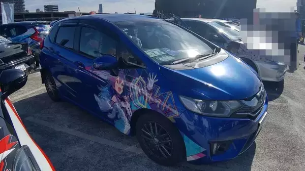 「『アイマス』合同ライブ「MOIW2025」に“アイ”が集まる！「のぼり」や「痛車」など会場周辺施策をレポート」の画像