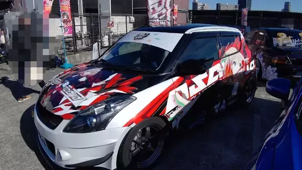 「『アイマス』合同ライブ「MOIW2025」に“アイ”が集まる！「のぼり」や「痛車」など会場周辺施策をレポート」の画像