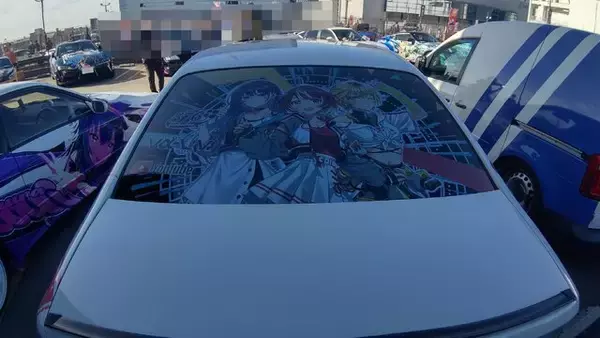 「『アイマス』合同ライブ「MOIW2025」に“アイ”が集まる！「のぼり」や「痛車」など会場周辺施策をレポート」の画像