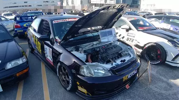 「『アイマス』合同ライブ「MOIW2025」に“アイ”が集まる！「のぼり」や「痛車」など会場周辺施策をレポート」の画像