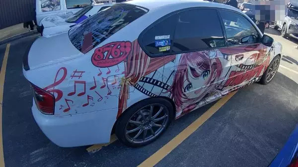 「『アイマス』合同ライブ「MOIW2025」に“アイ”が集まる！「のぼり」や「痛車」など会場周辺施策をレポート」の画像