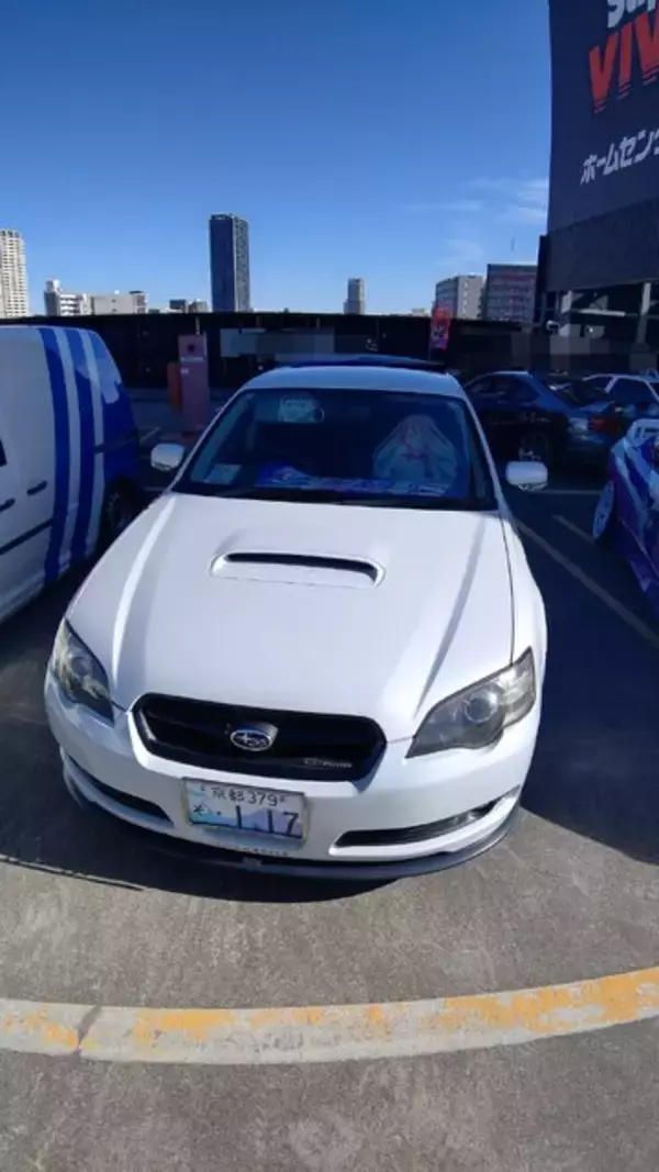 「『アイマス』合同ライブ「MOIW2025」に“アイ”が集まる！「のぼり」や「痛車」など会場周辺施策をレポート」の画像