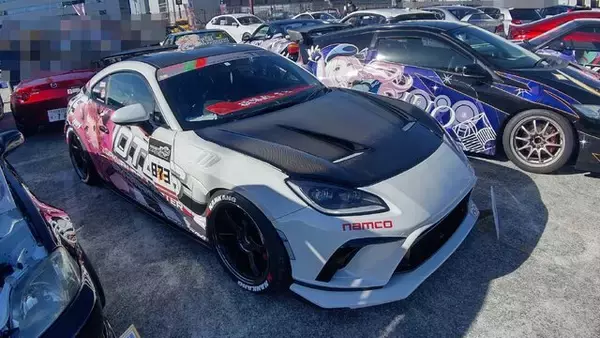 「『アイマス』合同ライブ「MOIW2025」に“アイ”が集まる！「のぼり」や「痛車」など会場周辺施策をレポート」の画像