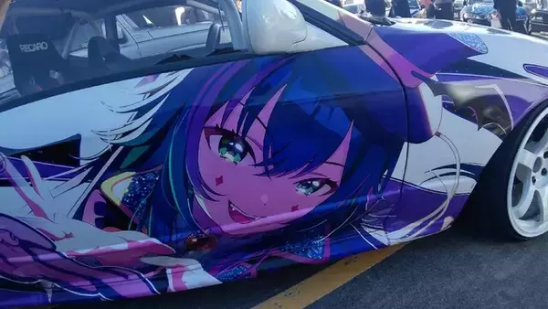 「『アイマス』合同ライブ「MOIW2025」に“アイ”が集まる！「のぼり」や「痛車」など会場周辺施策をレポート」の画像