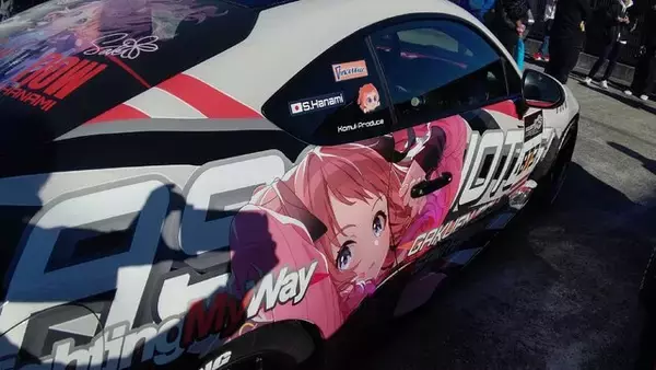 「『アイマス』合同ライブ「MOIW2025」に“アイ”が集まる！「のぼり」や「痛車」など会場周辺施策をレポート」の画像