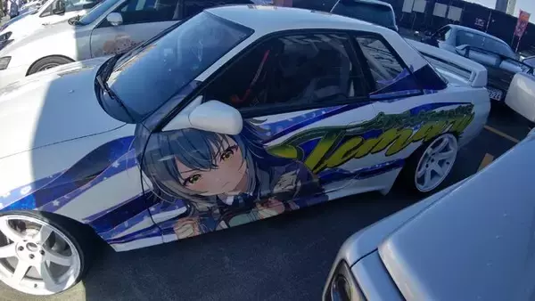 「『アイマス』合同ライブ「MOIW2025」に“アイ”が集まる！「のぼり」や「痛車」など会場周辺施策をレポート」の画像