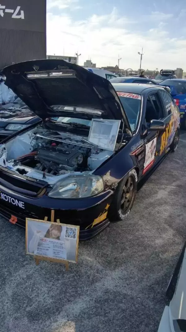 「『アイマス』合同ライブ「MOIW2025」に“アイ”が集まる！「のぼり」や「痛車」など会場周辺施策をレポート」の画像