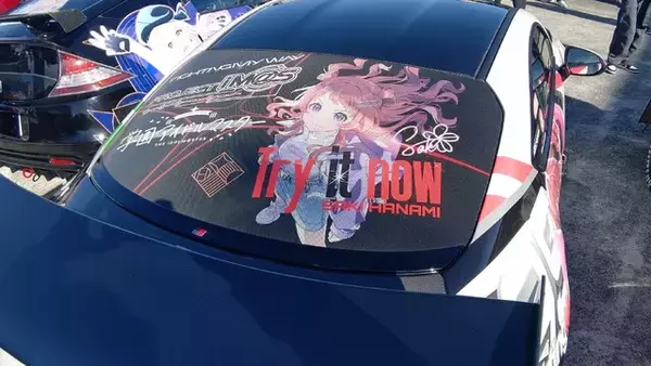 「『アイマス』合同ライブ「MOIW2025」に“アイ”が集まる！「のぼり」や「痛車」など会場周辺施策をレポート」の画像