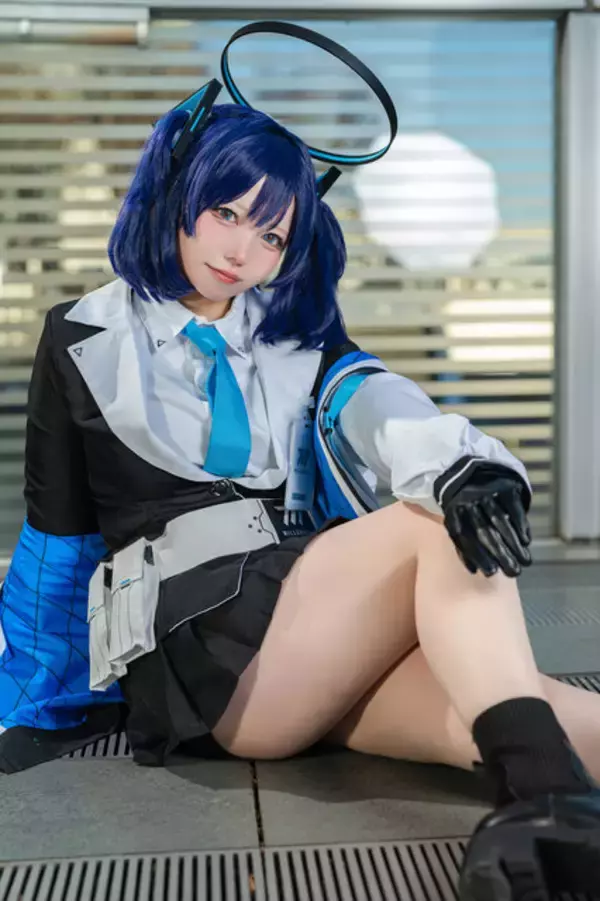 「【コスプレ】ミニスカから伸びるもっちりした太ももの再現度が「計算通り。完璧。」！『ブルアカ』ユウカの微笑みに癒やされた【写真9枚】」の画像
