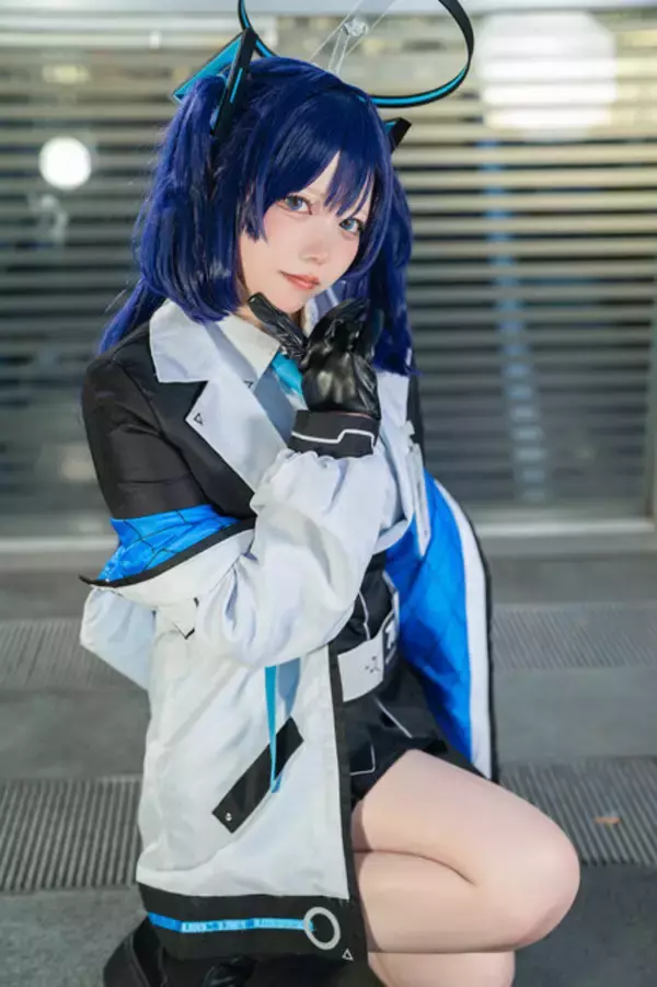 「【コスプレ】ミニスカから伸びるもっちりした太ももの再現度が「計算通り。完璧。」！『ブルアカ』ユウカの微笑みに癒やされた【写真9枚】」の画像